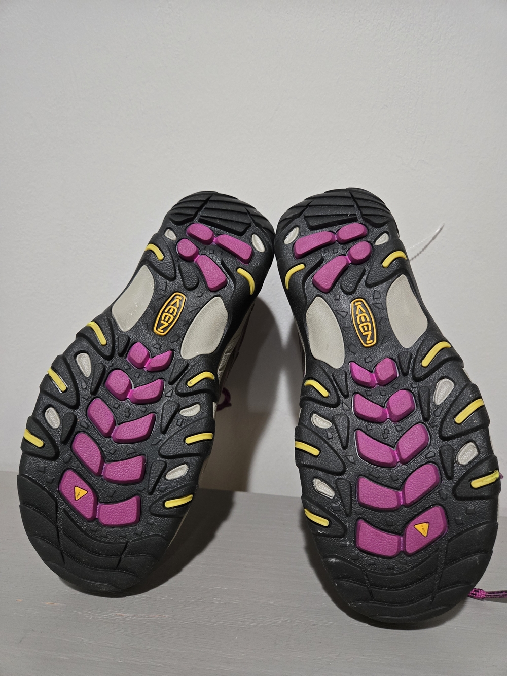 KEEN Waterproof Women’s Pink and Gray Trail Hiking Shoes *NWOT* - Picture 5 of 5